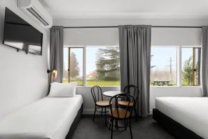 Echo Point Discovery Motel客房内的一张或多张床位