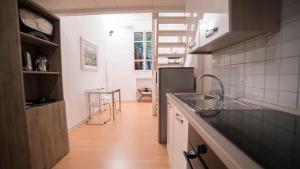 een keuken met een spoelbak en een aanrechtblad bij Youroom Corsini in Rome