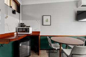 Echo Point Discovery Motel的厨房或小厨房