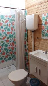 Bathroom sa Retiro espiritualista pousada casa de madeira