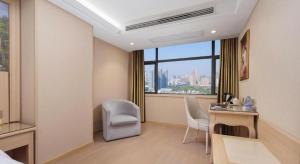 a room with two chairs and a desk and a window at Vienna Hotel Hubei Xiaogan Beijing Road in Xiaogan