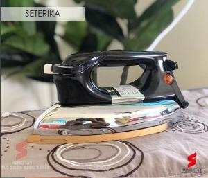 a black tea kettle sitting on top of a table at Tasik Biru Homestay Kuala Terengganu in Marang