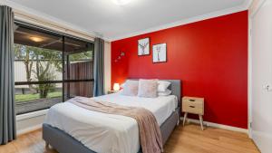 Una cama o camas en una habitación de McDougall Hidaway