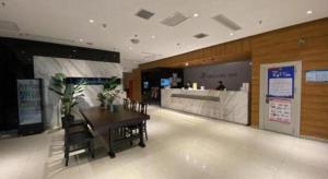 长春Jinjiang Inn Changchun Hongqi Street的建筑物内设有桌子和柜台的餐厅