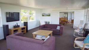 TV a/nebo společenská místnost v ubytování The Waiheke Lodge