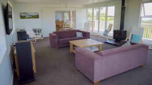TV a/nebo společenská místnost v ubytování The Waiheke Lodge