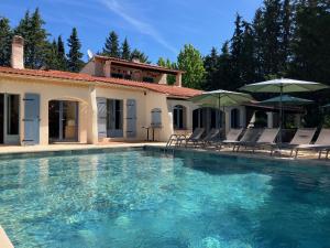 Bazén v ubytování La Bastide du Val nebo v jeho okolí