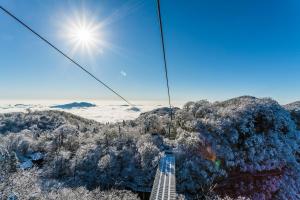 a gondola ride in the sky over a mountain at Zhangjiajie Jijiehao Inn in Zhangjiajie