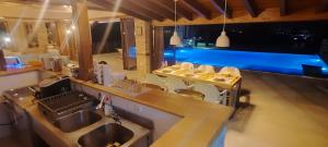 Bazén v ubytování Macedonium Luxury Villa with big pool & Jakuzzi nebo v jeho okolí