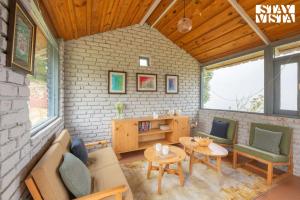 Posezení v ubytování StayVista at Urna Boutique Stay