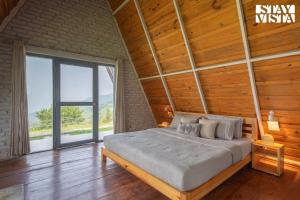 Postel nebo postele na pokoji v ubytování StayVista at Urna Boutique Stay