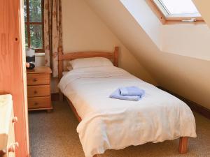 a bedroom with a bed with a hat on it at Rose Cottage - 30502 in West Firle