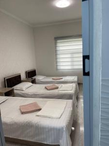 een groep van vier bedden in een kamer bij Sohil Hostel in Tasjkent