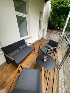 een patio met 2 banken en een tafel en stoelen bij FeWo Sonnenberg in Chemnitz