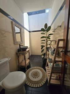 baño con aseo y planta en Villa Mustika, en Ubud 22 fotos más