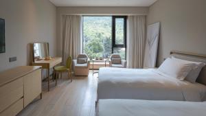 Postel nebo postele na pokoji v ubytování The Nook Hotel Hangzhou - A design hotel, 20 mins to West Lake and Lingyin Temple