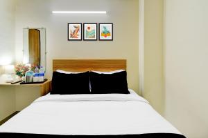 Postel nebo postele na pokoji v ubytování Hotel O Shine