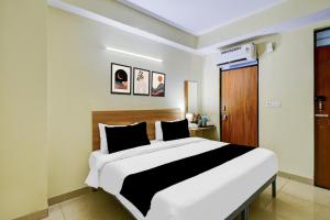 Postel nebo postele na pokoji v ubytování Hotel O Shine