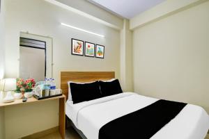 Postel nebo postele na pokoji v ubytování Hotel O Shine