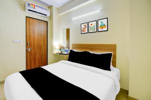 Postel nebo postele na pokoji v ubytování Hotel O Shine