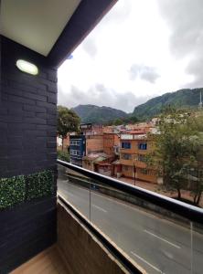 Pemandangan umum gunung atau pemandangan gunung yang diambil dari apartemen