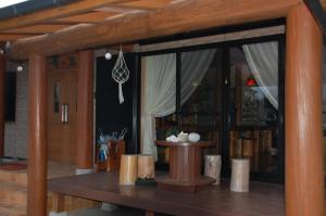 um quarto com uma mesa de madeira e portas de vidro em Yakushima Pension Ichigoichie em Yakushima
