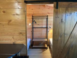 Palanda nebo palandy na pokoji v ubytování Chalet dans les bois