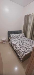 マニラにあるLeaf residences condotel 2bedroom Muntinlupaの小さな部屋のベッド1台分です。