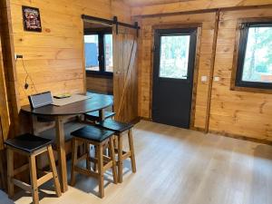 Fotografie z fotogalerie ubytování Chalet dans les bois v destinaci Parigné-lʼÉvêque + 4 fotografie