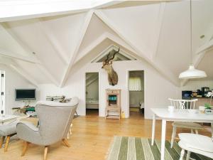 Asnæsにある5 person holiday home in Asnæs-By Traumの天井から鹿の頭がぶら下がっている机のあるリビングルーム +19枚の写真