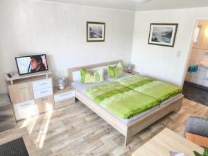 Postel nebo postele na pokoji v ubytování Zingster Ostseeklause + 4 fotografie