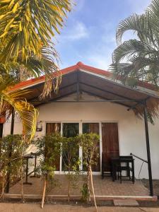 奈汉海滩维维小屋别墅度假酒店的前面有桌子的房子