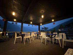 Foto sihtkohas Manāli asuva majutusasutuse New Suraj Inn - Nestled near Hidimba Temple ! Rooftop Cafe With Hampta View ! Private Parking galeriist