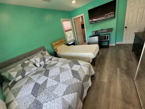 英格尔伍德Room with pool view close to Sofi Stadium and LAX的一间卧室，配有两张床和一台平板电视