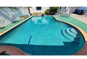 英格尔伍德Room with pool view close to Sofi Stadium and LAX的一个蓝色海水的大型游泳池