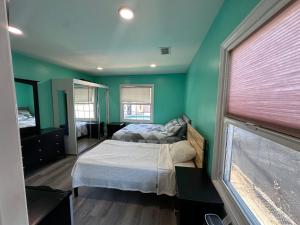 英格尔伍德Room with pool view close to Sofi Stadium and LAX的一间有两张床和一面绿墙的卧室
