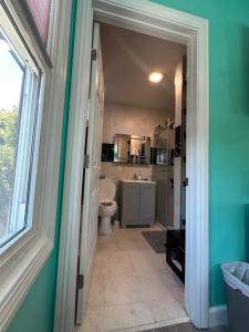 英格尔伍德Room with pool view close to Sofi Stadium and LAX的带马桶、水槽和窗户的浴室