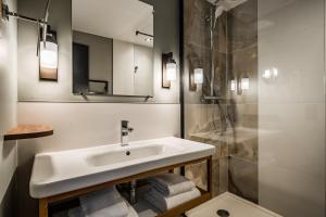 Un baño con lavabo y ducha en Thalazur Carnac, en Carnac