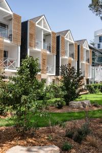 un edificio de apartamentos con jardín frente a él en Thalazur Carnac, en Carnac
