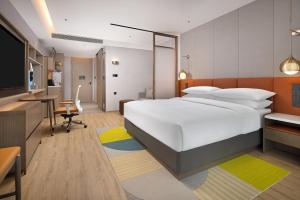 Postel nebo postele na pokoji v ubytování Hilton Garden Inn Chengdu Qingyang
