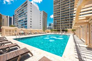 Πισίνα στο ή κοντά στο Newly Renovated Studio with Pool & Steps to Waikiki Beach