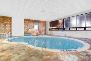 Bazén v ubytování Days Inn by Wyndham Liberty nebo v jeho okolí