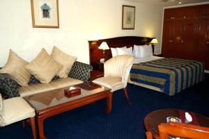 En eller flere senger på et rom på York International Hotel