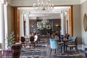 DoubleTree by Hilton Cheltenham-Cotswolds的休息区