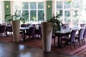 DoubleTree by Hilton Cheltenham-Cotswolds餐厅或其他用餐的地方