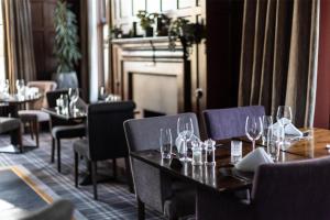 DoubleTree by Hilton Cheltenham-Cotswolds的休息区