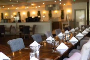 DoubleTree by Hilton Cheltenham-Cotswolds餐厅或其他用餐的地方