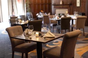 DoubleTree by Hilton Cheltenham-Cotswolds餐厅或其他用餐的地方