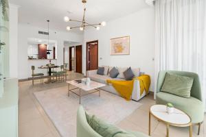 una sala de estar con un sofá y una mesa en Burj Vista - Prime Downtown Dubai, en Dubái