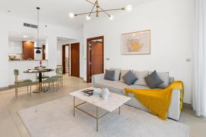 una sala de estar con un sofá y una mesa en Burj Vista - Prime Downtown Dubai, en Dubái
